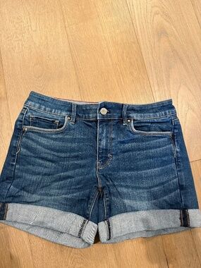 White House black market women’s size 4 mid-rise denim jean shorts
